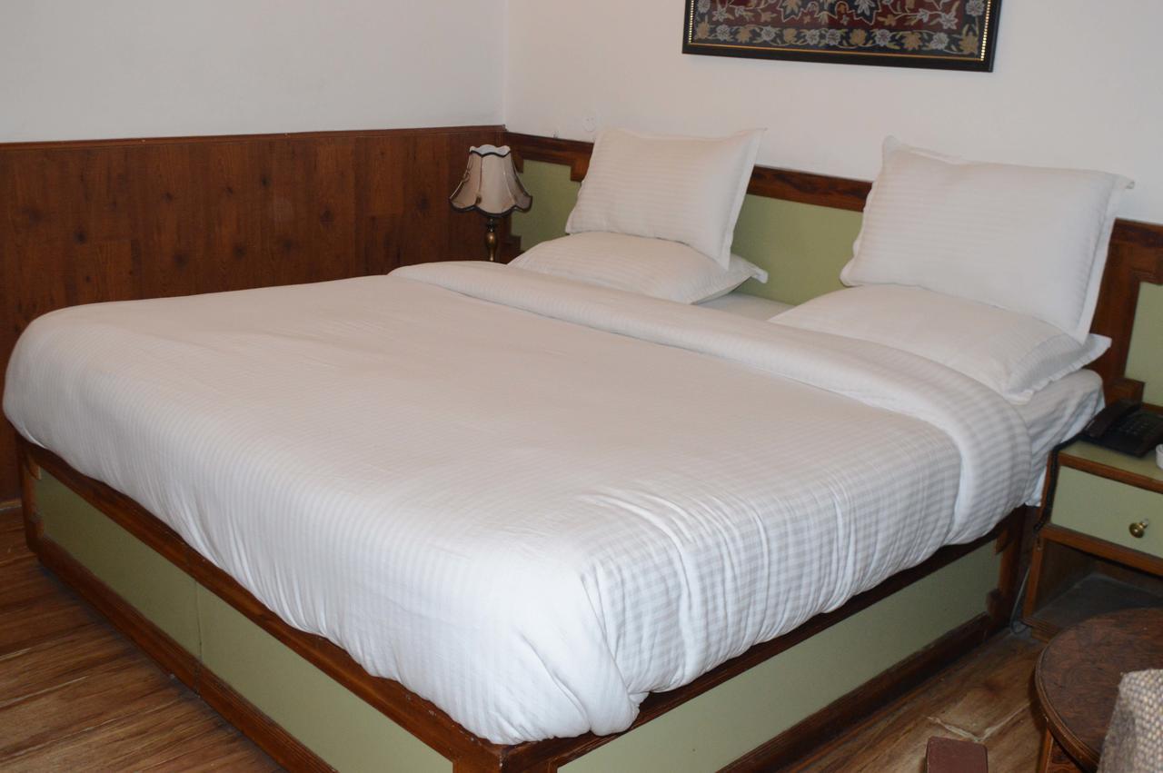 Standard Hotel And Resturant Σριναγκάρ Εξωτερικό φωτογραφία