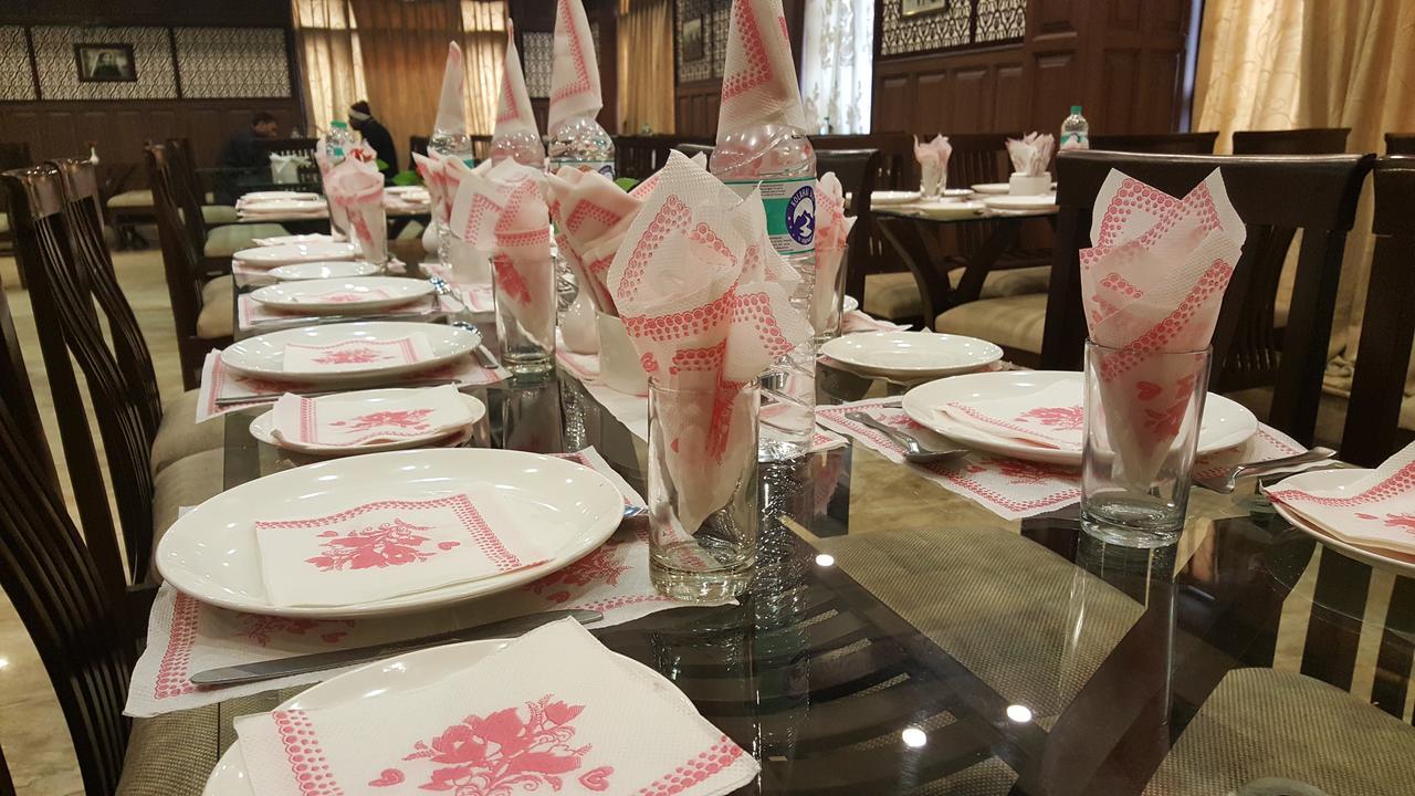 Standard Hotel And Resturant Σριναγκάρ Εξωτερικό φωτογραφία