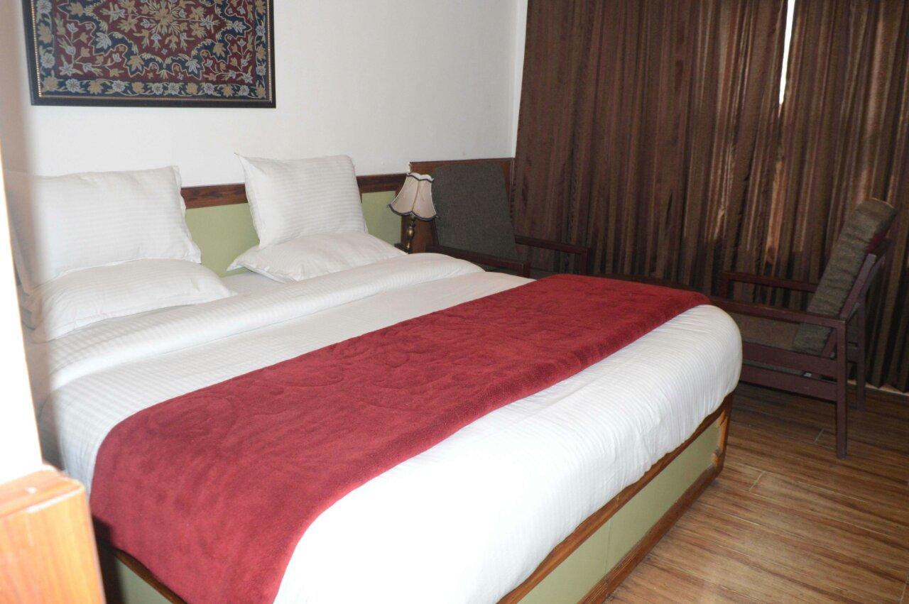 Standard Hotel And Resturant Σριναγκάρ Εξωτερικό φωτογραφία