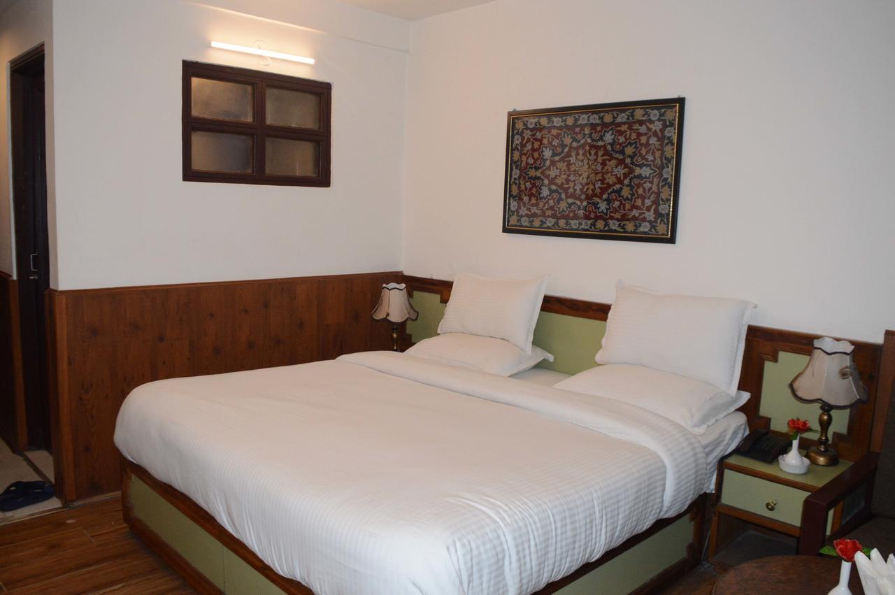 Standard Hotel And Resturant Σριναγκάρ Εξωτερικό φωτογραφία